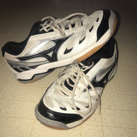 Mizuno Volleyball Shoes - Picture 1 of 4